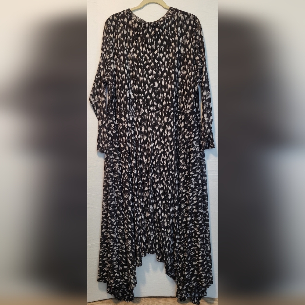 City Chic Black and White Asymmetrical Dress - Picture 5 of 16